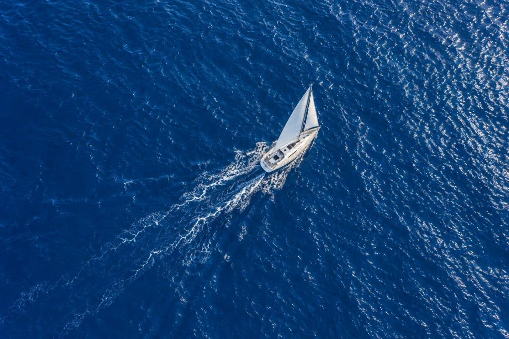 Velero visto desde arriba navegando en mar abierto